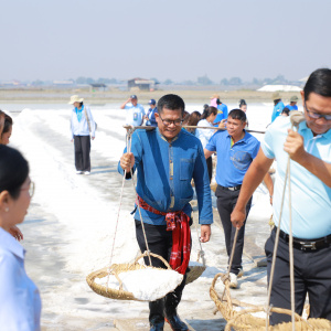 25680131 รองรพีทัศน์ ร่วมทำพิธีสืบสานประเพณีทำขวัญนาเกลือ ณ แปลงนาเกลือของนายสมพงษ์ หนูศาสตร์ เกษตรกรชาวนาเกลือ หมู่ที่ 7 ตำบลบางแก้ว อำเภอบ้านแหลม จังหวัดเพชรบุรี