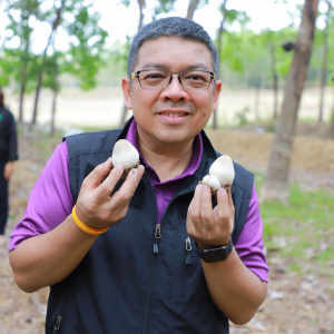25680426 รองครองศักดิ์ ลงพื้นที่ติดตามการดำเนินงานของวิสาหกิจชุมชนเพาะเห็ดผสมผสานและการแปรรูปบ้านโนนตูม หมู่ที่ 8 ตำบลตาลเนิ้ง อำเภอสว่างแดนดิน จังหวัดสกลนคร (เห็ดฟาง)