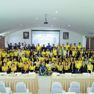 25680426 รองครองศักดิ์ มอบนโยบายแนวทางการดำเนินงานส่งเสริมการเกษตร ณ  ศูนย์ศึกษาพัฒนาภูพานอันเนื่องมาจากพระราชดําริ ตําบลห้วยยาง อําเภอเมืองสกลนคร จังหวัดสกลนคร