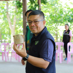 25680517 รองครองศักดิ์ ลงพื้นที่เยี่ยมเยียนให้กำลังใจเกษตรกร สมาชิกศูนย์เรียนรู้การเพิ่มประสิทธิภาพการผลิตสินค้าเกษตร (ศพก.) อำเภอเมืองหนองบัวลำภู ไร่นาทองคำ และ Young Smart Farmer อำเภอนาวัง จังหวัดหนองบัวลำภู