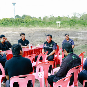 25681124 รองรพีทัศน์ ลงพื้นที่ตรวจสอบบริเวณที่จะดำเนินการก่อสร้างโรงงานปรับปรุงสภาพเมล็ดพันธุ์ ณ ศูนย์ขยายพันธุ์พืชที่ 9 จังหวัดสุพรรณบุรี