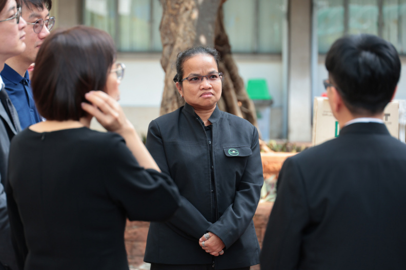 R6ON9844
