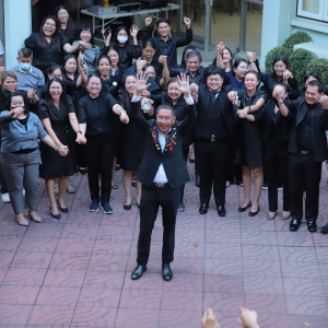 25681212 ชาว กสก. ร่วมแสดงความยินดีกับการก้าวสู่ตำแหน่งใหม่ของท่านพีรพันธ์ คอทอง (ตำแหน่ง เลขาธิการสำนักงานเศรษฐกิจการเกษตร)