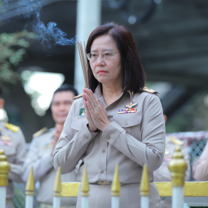 25681215 นางอัญชลี รักษาราชการแทนอธิบดีกรมส่งเสริมการเกษตร ไหว้องค์ท้าวพระพรหม ศาลพระภูมิ ไหว้คันไถ และศาลตายาย ในโอกาสเข้าปฏิบัติหน้าที่ ณ กรมส่งเสริมการเกษตร