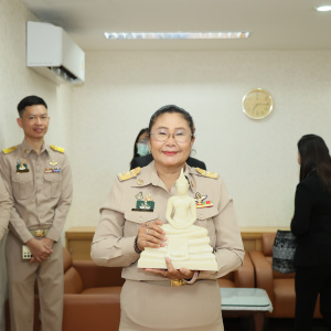 25681222 รองธัญธิตา ไหว้สักการะองค์ท้าวพระพรหม ศาลพระภูมิ ไหว้คันไถ และศาลตา – ยาย ในโอกาสเข้าปฏิบัติหน้ารองอธิบดีกรมส่งเสริมการเกษตร