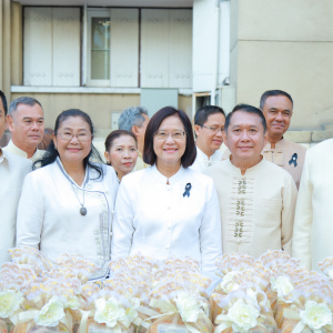 25690106 ผู้บริหารกรมส่งเสริมการเกษตร ร่วมพิธีทำบุญตักบาตรข้าวสาร-อาหารแห้ง แด่พระภิกษุสงฆ์ เนื่องในเทศกาลปีใหม่ พุทธศักราช 2569